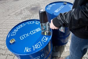 手持式噴碼機(jī)應(yīng)用于油桶噴碼標(biāo)識(shí)